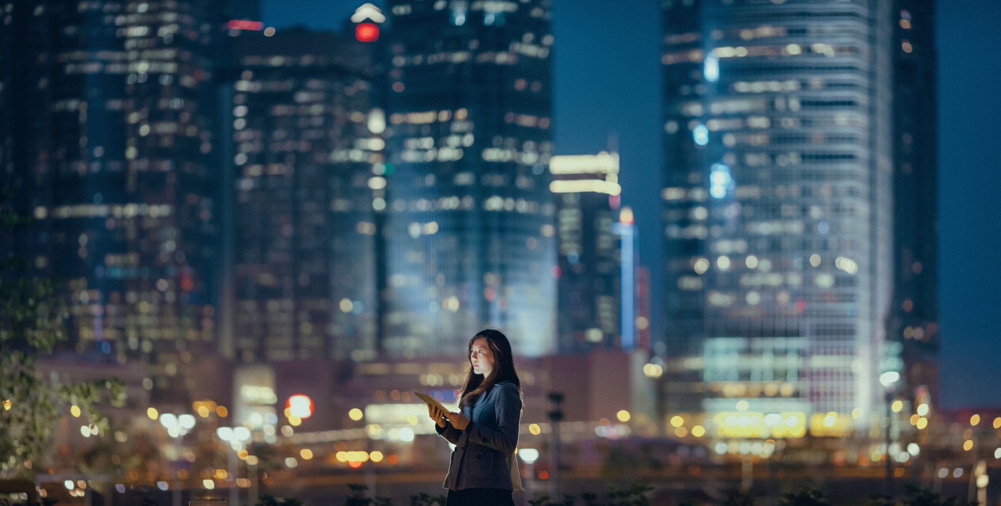 Image-Gallery_IGNITE General image asian woman in front of city skyline at night 20240613 GLO EN